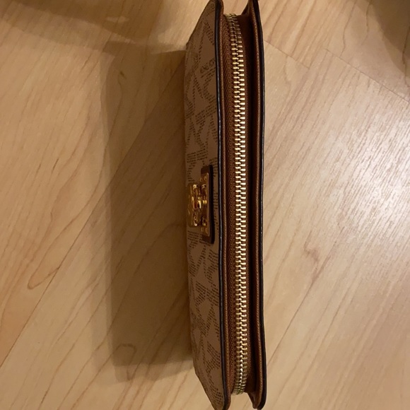 Michael Kors Wallet - Picture 5 of 6
